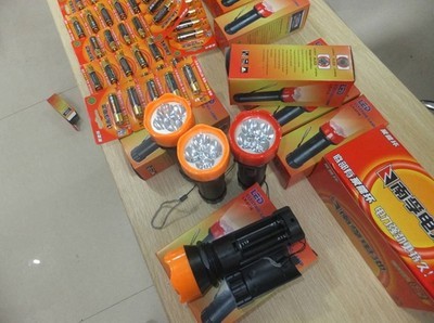 【地摊新奇特批发南孚电池 买南孚电池送LED手电筒江湖新产品】价格,厂家,图片,干电池,上海品松实业-